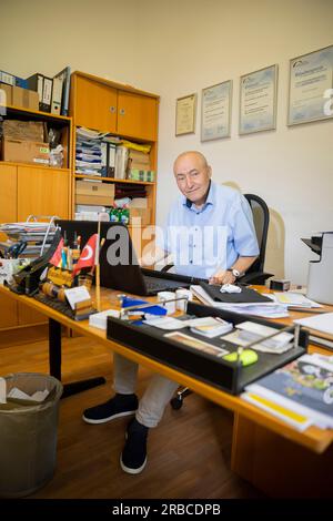 Berlin, Deutschland. 05. Juli 2023. Kazim Erdogan, Vorstandsmitglied der Vereinigung Aufbruch Neukölln und Vorsitzender des Berliner Beirats für Familienangelegenheiten, sitzt in seinem Büro in Berlin-Neukölln. Auf zwei Jugendgipfeln Anfang des Jahres in Berlin hatten die Politiker angesichts der Neujahrsunruhen Unterstützung für die Sozial- und Jugendarbeit zugesichert. Kredit: Christoph Soeder/dpa/Alamy Live News Stockfoto