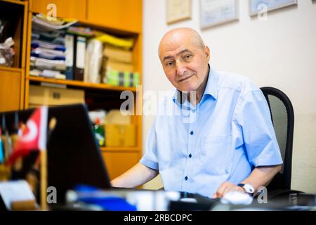 Berlin, Deutschland. 05. Juli 2023. Kazim Erdogan, Vorstandsmitglied der Vereinigung Aufbruch Neukölln und Vorsitzender des Berliner Beirats für Familienangelegenheiten, sitzt in seinem Büro in Berlin-Neukölln. Auf zwei Jugendgipfeln Anfang des Jahres in Berlin hatten die Politiker angesichts der Neujahrsunruhen Unterstützung für die Sozial- und Jugendarbeit zugesichert. Kredit: Christoph Soeder/dpa/Alamy Live News Stockfoto