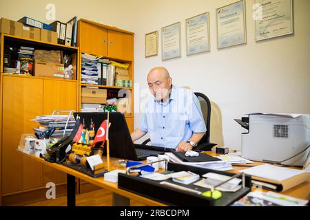 Berlin, Deutschland. 05. Juli 2023. Kazim Erdogan, Vorstandsmitglied der Vereinigung Aufbruch Neukölln und Vorsitzender des Berliner Beirats für Familienangelegenheiten, sitzt in seinem Büro in Berlin-Neukölln. Auf zwei Jugendgipfeln Anfang des Jahres in Berlin hatten die Politiker angesichts der Neujahrsunruhen Unterstützung für die Sozial- und Jugendarbeit zugesichert. Kredit: Christoph Soeder/dpa/Alamy Live News Stockfoto