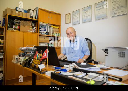 Berlin, Deutschland. 05. Juli 2023. Kazim Erdogan, Vorstandsmitglied der Vereinigung Aufbruch Neukölln und Vorsitzender des Berliner Beirats für Familienangelegenheiten, sitzt in seinem Büro in Berlin-Neukölln. Auf zwei Jugendgipfeln Anfang des Jahres in Berlin hatten die Politiker angesichts der Neujahrsunruhen Unterstützung für die Sozial- und Jugendarbeit zugesichert. Kredit: Christoph Soeder/dpa/Alamy Live News Stockfoto