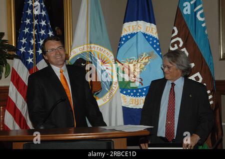 Unterschriftsveranstaltung im Hauptsitz der National Geographic Society (NGS) in Washington, D.C., für das Memorandum of Understanding zur Förderung des Geotourismus--Tourismus, der hilft, den ökologischen, kulturellen, ästhetischen, historischen Charakter und das Wohlergehen eines Ortes und seiner Bewohner zu erhalten oder zu nutzen--als kooperative Herangehensweise von Regierungsbehörden und privaten Partnern. Der Innenminister Dirk Kempthorne wurde zum NGS President und Chief Executive Officer John Fahey, Jr., zum NGS Executive Vice President Terry Garcia und zum National Park Service Director Mary Bomar, Landwirtschaftsminister für Naturressourcen Stockfoto
