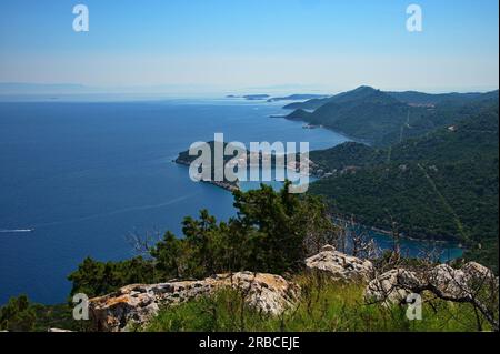 Malerischer Blick auf die Insel Lastovo, Kroatien vom Gipfel eines Hügels Stockfoto