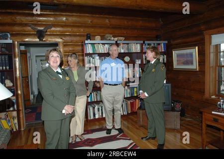 Besuch von Minister Dirk Kempthorne, Ehefrau Patricia und Sekretärinnen im Grand Teton National Park in Wyoming für Touren, Gespräche mit Mitarbeitern des National Park Service, Aktivitäten im Zusammenhang mit der Einweihungszeremonie für das neue Craig Thomas Discovery and Visitor Center. Minister Kempthorne gehörte zu Mary Bomar, Leiterin des National Park Service, und Mary Gibson Scott, Superintendent von Grand Teton, zu den Innenbeamten, die für die Veranstaltung zur Verfügung standen. Stockfoto