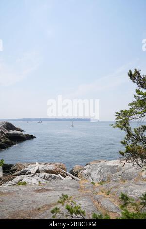 Wunderschöne Aussicht auf den Pazifik vom Point Atkinson Battery Aussichtspunkt am Lighthouse Park in West Vancouver, British Columbia, Kanada Stockfoto