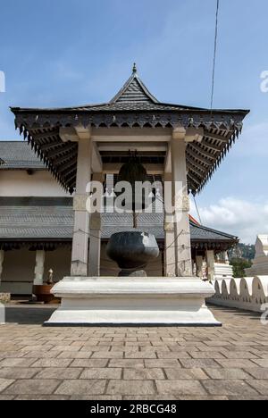 Der Glockenturm von Sri Dalada Maligawa im Heiligen Zahntempel in Kandy in Sri Lanka. Stockfoto