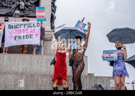 London, Großbritannien. 08. Juli 2023. Transaktivisten werden während der Demonstration mit einem Banner, Plakaten und schreienden Slogans gesehen. Tausende von Menschen nahmen an der Trans Pride 2023 Teil, wo Aktivisten, LGBTQ-Anhänger und Verbündete für Transitrechte protestierten. Sie marschierten vom Trafalgar Square zur Hyde Park Corner. (Foto: Krisztian Elek/SOPA Images/Sipa USA) Guthaben: SIPA USA/Alamy Live News Stockfoto