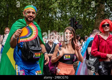 London, Großbritannien. 08. Juli 2023. Während der Demonstration marschieren Aktivisten mit Aufklebern. Tausende von Menschen nahmen an der Trans Pride 2023 Teil, wo Aktivisten, LGBTQ-Anhänger und Verbündete für Transitrechte protestierten. Sie marschierten vom Trafalgar Square zur Hyde Park Corner. (Foto: Krisztian Elek/SOPA Images/Sipa USA) Guthaben: SIPA USA/Alamy Live News Stockfoto