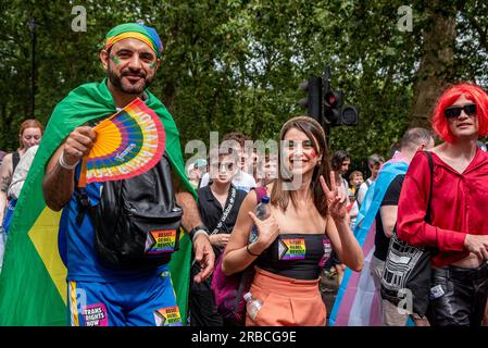 London, Großbritannien. 08. Juli 2023. Während der Demonstration marschieren Aktivisten mit Aufklebern. Tausende von Menschen nahmen an der Trans Pride 2023 Teil, wo Aktivisten, LGBTQ-Anhänger und Verbündete für Transitrechte protestierten. Sie marschierten vom Trafalgar Square zur Hyde Park Corner. Kredit: SOPA Images Limited/Alamy Live News Stockfoto