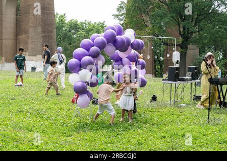 Atmosphäre während des Eid Adha Festivals im Astoria Park in Queens, New York am 8. Juli 2023 Stockfoto