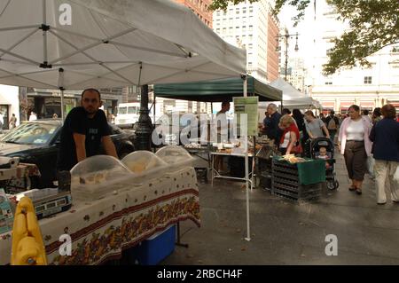 Minister Dirk Kempthorne und Helfer in New York City, New York, für die Tour, Teilnahme an der Einweihung der neuen Gedenkstätte am African Grabstätte National Monument Stockfoto