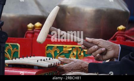 Niyaga spielt Musikinstrumente. Niyaga ist ein traditioneller Musikinstrument-Player von Java Stockfoto