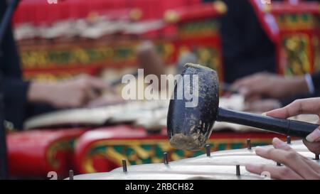 Niyaga spielt Musikinstrumente. Niyaga ist ein traditioneller Musikinstrument-Player von Java Stockfoto