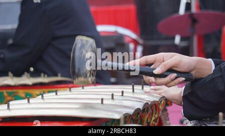 Niyaga spielt Musikinstrumente. Niyaga ist ein traditioneller Musikinstrument-Player von Java Stockfoto