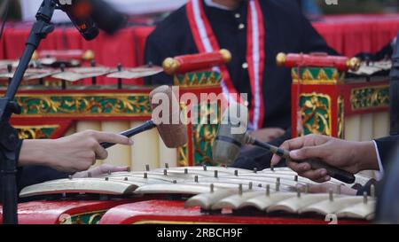 Niyaga spielt Musikinstrumente. Niyaga ist ein traditioneller Musikinstrument-Player von Java Stockfoto