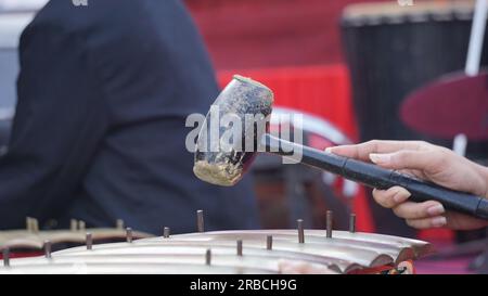 Niyaga spielt Musikinstrumente. Niyaga ist ein traditioneller Musikinstrument-Player von Java Stockfoto