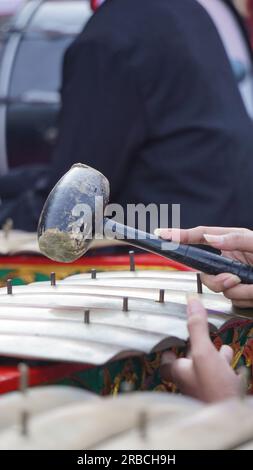 Niyaga spielt Musikinstrumente. Niyaga ist ein traditioneller Musikinstrument-Player von Java Stockfoto