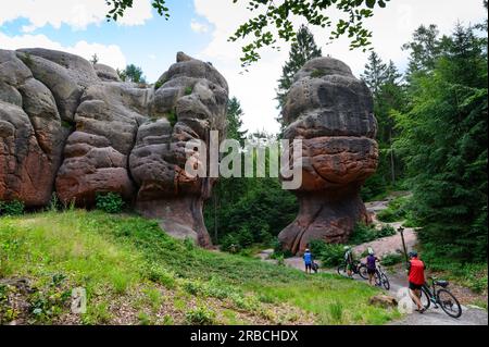 Oybin, Deutschland. 06. Juli 2023. Radfahrer sind auf dem Weg zum Kelchstein (r) und zum Wächter im Zittau-Gebirge. Nonne Rocks, Kelchsteine oder Mount Oybin, der in seiner Form einem riesigen Bienenstock ähnelt: Bizarre Felsformationen können in den Zittau Mountains entdeckt werden. Aufgrund der geologischen Ähnlichkeiten wird manchmal sogar von der "kleinen Schwester der sächsischen Schweiz" gesprochen. (Zu dpa: 'Beliebt für Kurzurlaube: Zittau Berge wollen entdeckt werden') Kredit: Robert Michael/dpa/Alamy Live News Stockfoto