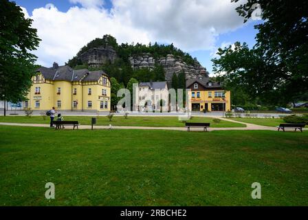 Oybin, Deutschland. 06. Juli 2023. Blick auf Oybin im gleichnamigen Kurort an der Grenze zur Tschechischen Republik und Polen. Nonensteine, Bechersteine oder der Berg Oybin, der in seiner Form einem riesigen Bienenstock ähnelt: Bizarre Felsformationen können in den Zittau Bergen entdeckt werden. Aufgrund der geologischen Ähnlichkeiten wird manchmal sogar von der "kleinen Schwester der sächsischen Schweiz" gesprochen. (Zu dpa: 'Beliebt für Kurzurlaube: Zittau Berge wollen entdeckt werden') Kredit: Robert Michael/dpa/Alamy Live News Stockfoto