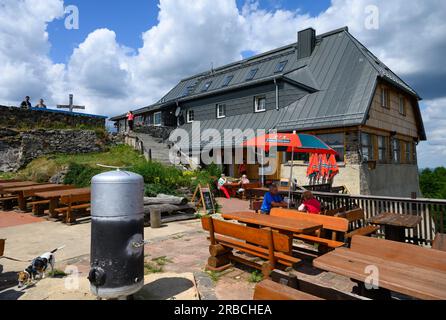 Oybin, Deutschland. 06. Juli 2023. Blick auf die Hochwaldbaude. Die traditionelle Bergbau-Lodge bietet Catering und Zimmer für eine Übernachtung. Nonensteine, Bechersteine oder der Berg Oybin, der in seiner Form einem riesigen Bienenstock ähnelt: Bizarre Felsformationen können in den Zittau Bergen entdeckt werden. Aufgrund der geologischen Ähnlichkeiten wird manchmal sogar von der "kleinen Schwester der sächsischen Schweiz" gesprochen. (Zu dpa: 'Beliebt für Kurzurlaube: Zittau Berge wollen entdeckt werden') Kredit: Robert Michael/dpa/Alamy Live News Stockfoto