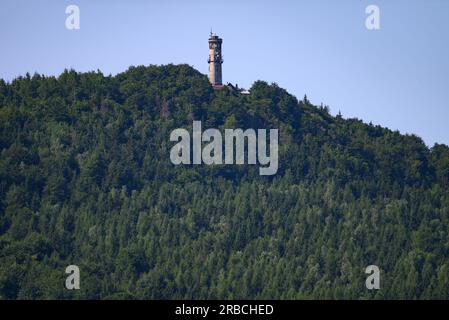 Oybin, Deutschland. 06. Juli 2023. Blick von der Festung und dem Kloster Oybin auf den Hochwaldturm. Nonensteine, Bechersteine oder der Berg Oybin, der in seiner Form einem riesigen Bienenstock ähnelt: Bizarre Felsformationen können in den Zittau Bergen entdeckt werden. Aufgrund der geologischen Ähnlichkeiten wird manchmal sogar von der "kleinen Schwester der sächsischen Schweiz" gesprochen. (Zu dpa: 'Beliebt für Kurzurlaube: Zittau Berge wollen entdeckt werden') Kredit: Robert Michael/dpa/Alamy Live News Stockfoto