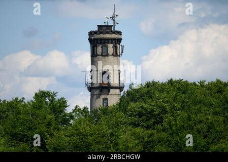 Oybin, Deutschland. 06. Juli 2023. Blick von der Festung und dem Kloster Oybin auf den Hochwaldturm. Nonensteine, Bechersteine oder der Berg Oybin, der in seiner Form einem riesigen Bienenstock ähnelt: Bizarre Felsformationen können in den Zittau Bergen entdeckt werden. Aufgrund der geologischen Ähnlichkeiten wird manchmal sogar von der "kleinen Schwester der sächsischen Schweiz" gesprochen. (Zu dpa: 'Beliebt für Kurzurlaube: Zittau Berge wollen entdeckt werden') Kredit: Robert Michael/dpa/Alamy Live News Stockfoto