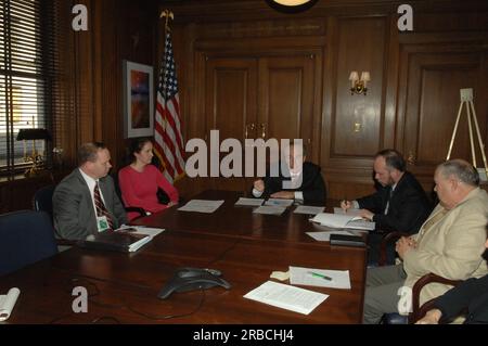 Sekretär Dirk Kempthorne und Berater treffen sich im Hauptinneren mit der Idaho-Delegation Stockfoto