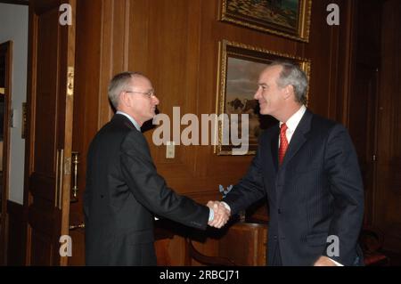 Minister Dirk Kempthorne wird von Joe Edwards im Hauptinneren besucht Stockfoto