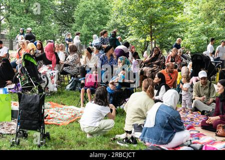 New York, New York, USA. 8. Juli 2023. Atmosphäre während des Eid Adha Festivals in Astoria Park in Queens, New York am 8. Juli 2023 (Kreditbild: © Lev Radin/ZUMA Press Wire) NUR REDAKTIONELLE VERWENDUNG! Nicht für den kommerziellen GEBRAUCH! Stockfoto