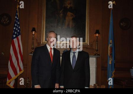 Minister Dirk Kempthorne wird von Joe Edwards im Hauptinneren besucht Stockfoto