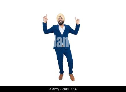 Ein fröhlicher indischer sikh-Geschäftsmann, der Bhangra im Anzug trägt, mit Freude isoliert auf weißem Hintergrund. Unternehmenskonzept. Stockfoto