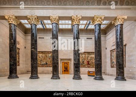 Kansas City, Missouri, USA - 6. Juli 2023: Marmorsäulen im Inneren des Nelson-Atkins Museum of Art in Kansas, City, Missouri Stockfoto