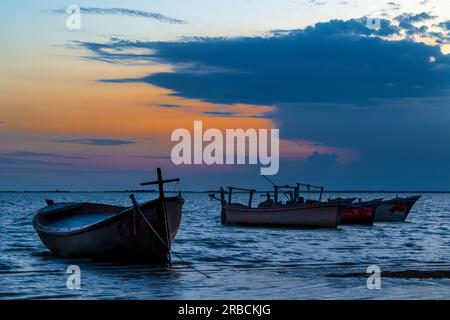 Dhow-Boot am Gwadar Beach während des Sonnenuntergangs Stockfoto