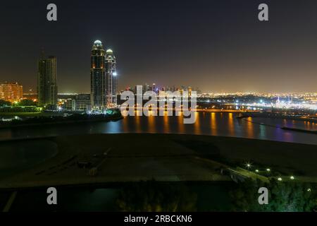 Blick auf die Perle des UDC-Turms in Katar von der lusail Marina in katar Stockfoto