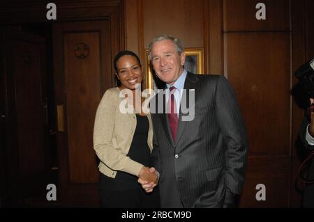Präsident George W. Bush bei einem Besuch im Innenraum, der mit Minister Dirk Kempthorne und Spitzenhelfern im und um das Büro des Sekretärs sprach und posierte Stockfoto