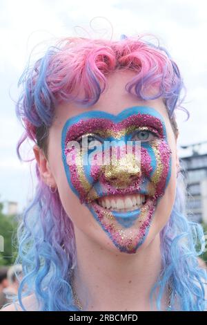 London, Großbritannien. 8. Juli 2023. Tausende Teilnehmer nahmen am Trans+-Pride-marsch Teil, um zu protestieren und den fünften Jahrestag der Basisveranstaltung für transsexuelle, nicht binäre, geschlechtsspezifische, intersexuelle Menschen und ihre Verbündeten zu feiern. Kredit: Elfte Stunde Fotografie/Alamy Live News Stockfoto