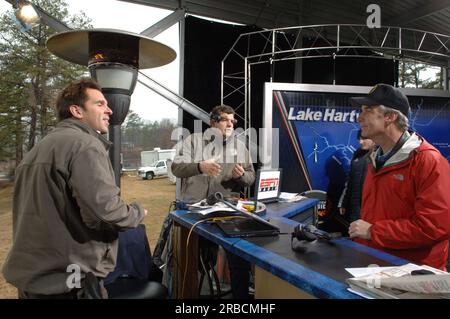Teil der Mike and Mike Show von ESPN Radio, die gemeinsam von Mike Greenberg und Mike Golic beim Bassmasters Classic Professional Fishing Turnier in Greenville, South Carolina, ausgerichtet wird, mit Gastauftritt von Minister Dirk Kempthorne Stockfoto