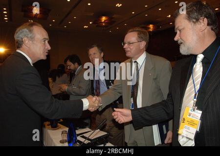 Die Standpunkte des Ministergipfels der Gruppe für Erdbeobachtungen (GEO) („Erdbeobachtung für nachhaltiges Wachstum und Entwicklung“) in Kapstadt (Südafrika) herausstellen, auf dem Minister Dirk Kempthorne die US-Delegation leitete; Und kündigte wissenschaftliche Fortschritte an, darunter das Programm North American Dürre Monitor, neue operative Nutzung globaler Klimadaten, ein neuer kostengünstiger Ansatz zur Verbreitung von Umweltdaten und Echtzeit-Prognosen zur Luftqualität zum Schutz der globalen öffentlichen Gesundheit Stockfoto