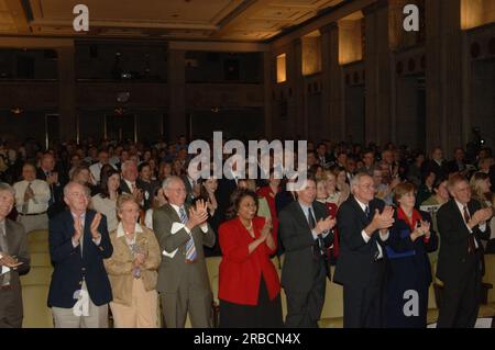 Abschiedsversammlung im Innenministerium für Sekretärin Gale Norton, mit Vorträgen von leitenden Beamten des Innenministeriums und der Enthüllung des offiziellen gemalten Porträts von Norton Stockfoto