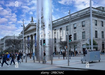 Dublin, O'Connell Street mit dem General Post Office Gebäude und der Basis des Spire Monuments Stockfoto