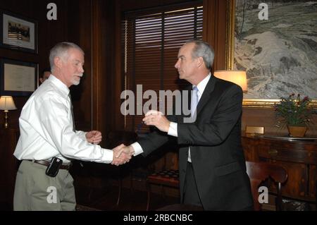 Unterzeichnungsveranstaltung für die Vereinbarung über die Innenpolitik und die Landwirtschaft und damit zusammenhängende Aktivitäten im Hauptinneren, wobei Innenminister Dirk Kempthorne und Landwirtschaftsminister Ed Schafer die Arbeiten leiteten Stockfoto