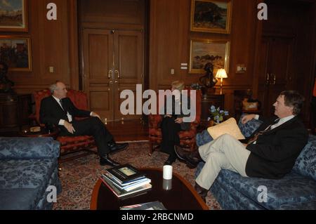 Sekretär Dirk Kempthorne und Berater, die im Hauptinneren von dem ehemaligen Innenminister Gale Norton und Nortons Ehemann John Hughes besucht werden Stockfoto