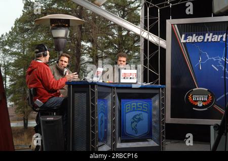 Teil der Mike and Mike Show von ESPN Radio, die gemeinsam von Mike Greenberg und Mike Golic beim Bassmasters Classic Professional Fishing Turnier in Greenville, South Carolina, ausgerichtet wird, mit Gastauftritt von Minister Dirk Kempthorne Stockfoto