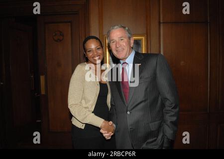 Präsident George W. Bush bei einem Besuch im Innenraum, der mit Minister Dirk Kempthorne und Spitzenhelfern im und um das Büro des Sekretärs sprach und posierte Stockfoto