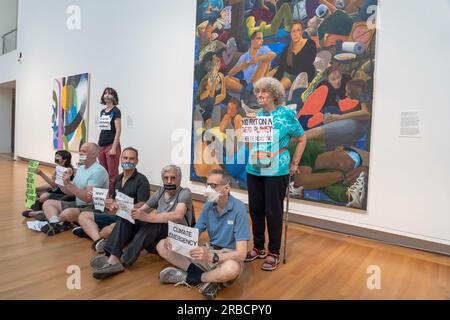 New York, New York, USA. 8. Juli 2023. (NEU) Klimaschutzaktivisten protestieren im Metropolitan Museum of Art in New York. 08. Juli 2023, New York, New York, USA: Mitglieder der Extinction Rebellion NYC und erheben sich und widerstehen mit Streifen Klebeband am Mund, auf die sie Wörter wie "Erde" geschrieben hatten, "Gletscher" und "Hungersnot" und Schilder mit der Aufschrift "KEINE KUNST AUF EINEM TOTEN PLANETEN" inszenierten Solidaritätsprotest, der Joanna Smith und Tim Martin in der Sammlung für moderne und zeitgenössische Kunst des Metropolitan Museum of Art vom 8. Juli 2023 i zur Anzeige brachte Stockfoto