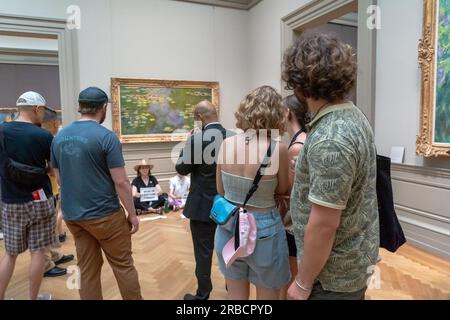 New York, New York, USA. 8. Juli 2023. (NEU) Klimaschutzaktivisten protestieren im Metropolitan Museum of Art in New York. 08. Juli 2023, New York, New York, USA: Museumsbesucher und Sicherheit waren Mitglieder der Extinction Rebellion NYC und erheben sich und widerstehen mit Streifen Klebeband am Mund, auf die sie Wörter wie "Erde" geschrieben hatten, "Gletscher" und "Hungersnot" und Schilder mit der Aufschrift "KEINE KUNST AUF EINEM TOTEN PLANETEN" inszenierten Solidaritätsprotest, in dem gefordert wurde, die Anklage gegen Joanna Smith und Tim Martin im europäischen Malerbereich des Metropolitan Museum of Art fallen zu lassen Stockfoto