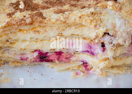 Halb gemahlener hausgemachter Kuchen, Nahaufnahme eines Tellers Stockfoto