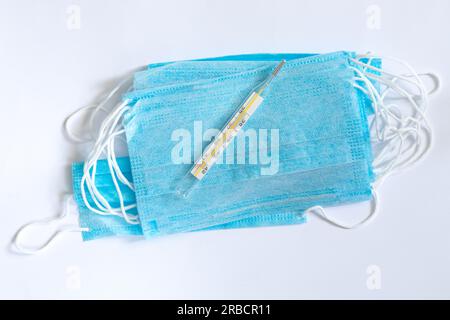 Maske medizinische Thermometer Pillen auf weißem Hintergrund Healthcare Stockfoto