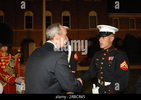 Minister Dirk Kempthorne besucht die Marine Barracks in Washington, D.C., um die Abendparade des Marine Corps zu besichtigen, Kommentare abzugeben und den Empfang an diesem Ort, einem nationalen historischen Wahrzeichen, zu besuchen Stockfoto