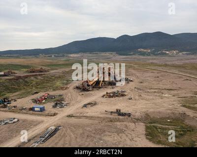 Ein riesiger Schaufelbagger, der nach Abschluss von Arbeiten im Braunkohlebergwerk in den meisten Regionen, in der tschechischen republik, in Europa, zerlegt wird, um Metall zu schrotten Stockfoto