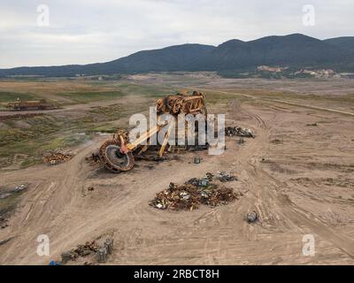 Ein riesiger Schaufelbagger, der nach Abschluss von Arbeiten im Braunkohlebergwerk in den meisten Regionen, in der tschechischen republik, in Europa, zerlegt wird, um Metall zu schrotten Stockfoto